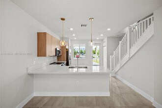 10270 NW 66th St in Doral, FL - Building Photo - Building Photo