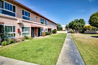 7800 Madison St in Paramount, CA - Building Photo - Building Photo
