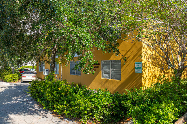 La Avenida Del Lago in Lake Worth, FL - Foto de edificio - Building Photo