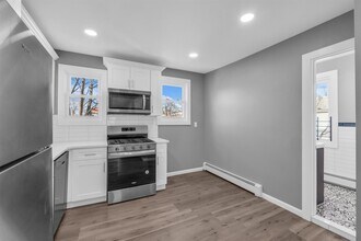 31-33 Burr Ave-Unit -B in Hempstead, NY - Building Photo - Building Photo