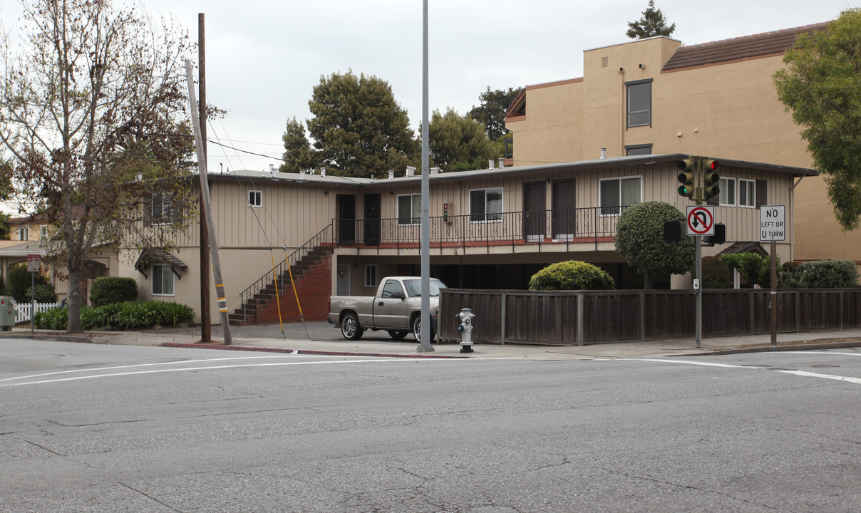 1421 Carmelita Ave in Burlingame, CA - Building Photo