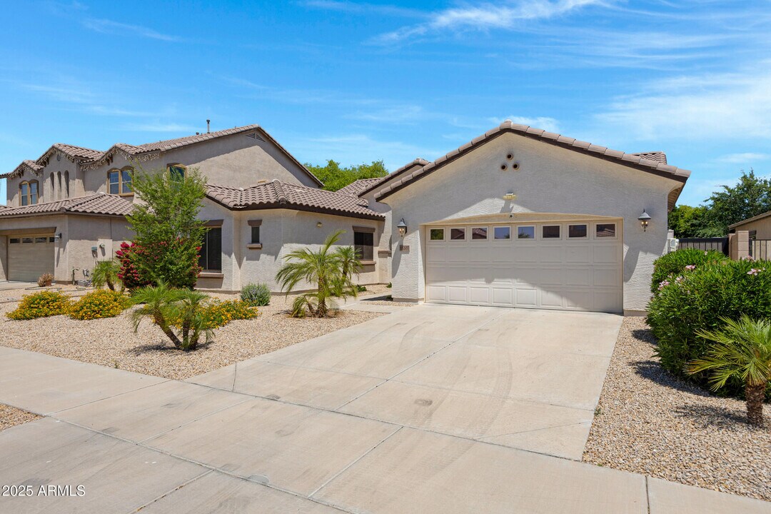 11207 N 165th Ave in Surprise, AZ - Building Photo