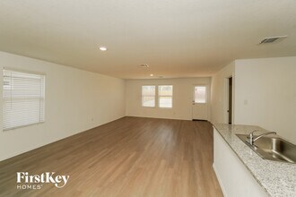 10723 Vinateros Dr in Converse, TX - Foto de edificio - Building Photo