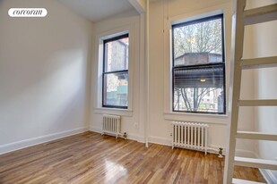 304 W 30th St in New York, NY - Building Photo