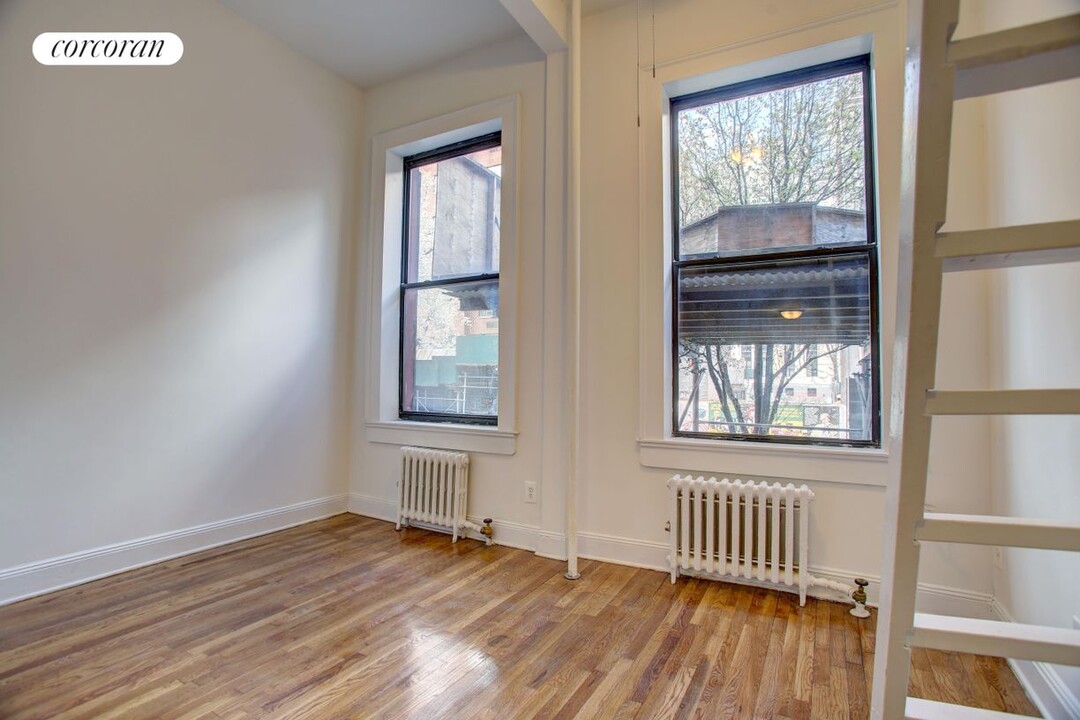 304 W 30th St in New York, NY - Building Photo