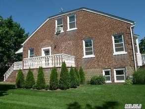 227 Venetian Blvd in Lindenhurst, NY - Building Photo - Building Photo