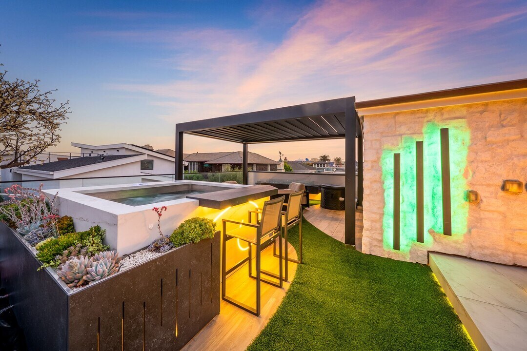 2037 E Ocean Blvd in Newport Beach, CA - Building Photo