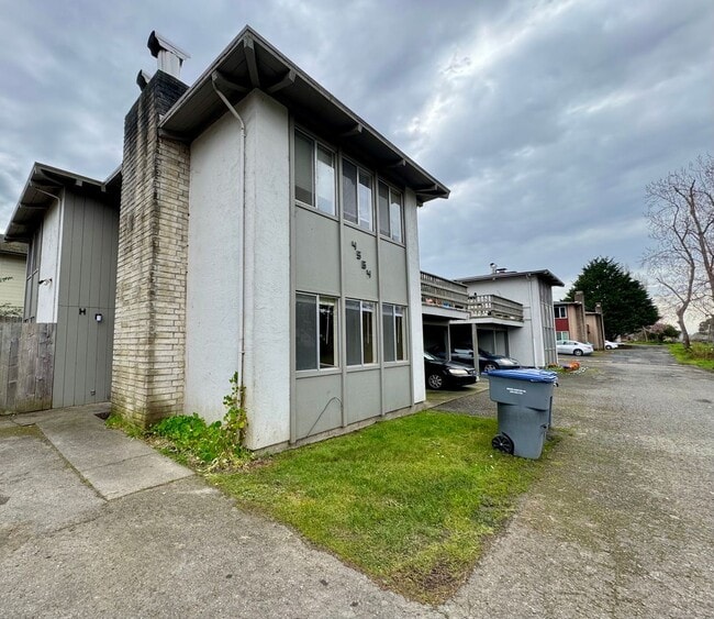 4564 Valley W Blvd in Arcata, CA - Building Photo - Building Photo