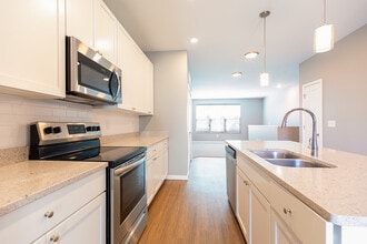 The Residences at MQ in Montgomery, OH - Foto de edificio - Building Photo