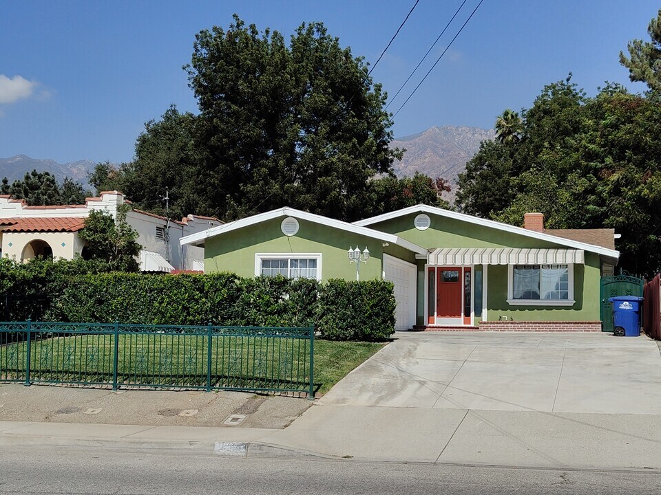 627 E Woodbury Rd in Altadena, CA - Building Photo