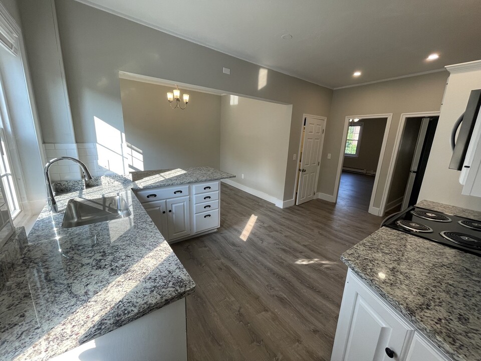 46 Grove St, Unit 46-4 Grove in Clinton, MA - Foto de edificio