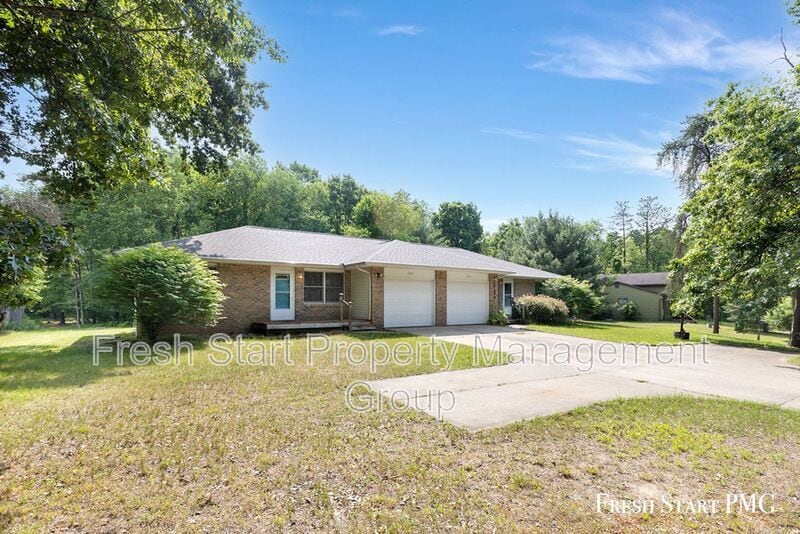 220 Pine Ridge Rd in Battle Creek, MI - Building Photo
