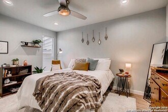 310 E Russell Pl in San Antonio, TX - Building Photo - Building Photo