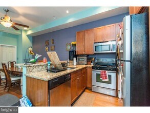 1712 W Girard Ave-Unit -1 in Philadelphia, PA - Foto de edificio - Building Photo
