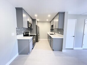 32200 Cathedral Canyon Dr in Cathedral City, CA - Building Photo - Building Photo