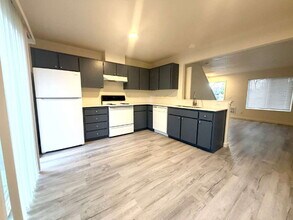 6702 SE 80th Ave in Portland, OR - Building Photo - Building Photo