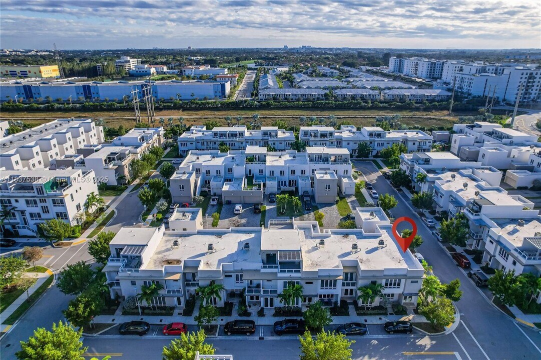 10426 NW 64th Terrace in Doral, FL - Building Photo