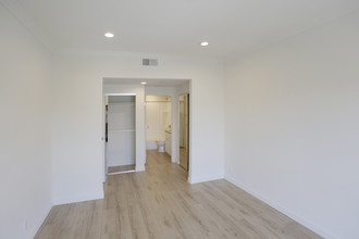 301 S Swall Dr in Los Angeles, CA - Building Photo - Interior Photo