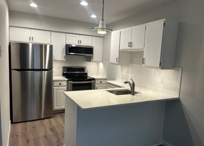 8 Larkspur Ct, Unit 8 Larkspur Ct in Bedminster, NJ - Building Photo - Building Photo