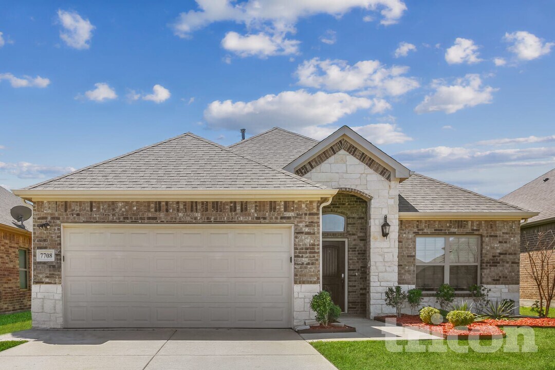 7708 Cottonwood Dr in Greenville, TX - Foto de edificio