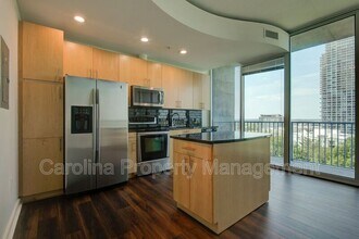 210 N Church St in Charlotte, NC - Foto de edificio - Building Photo