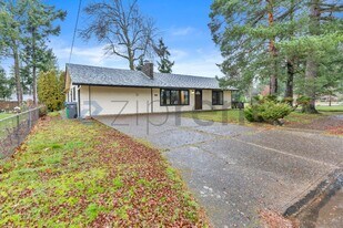 12917 NE Holladay St in Portland, OR - Building Photo