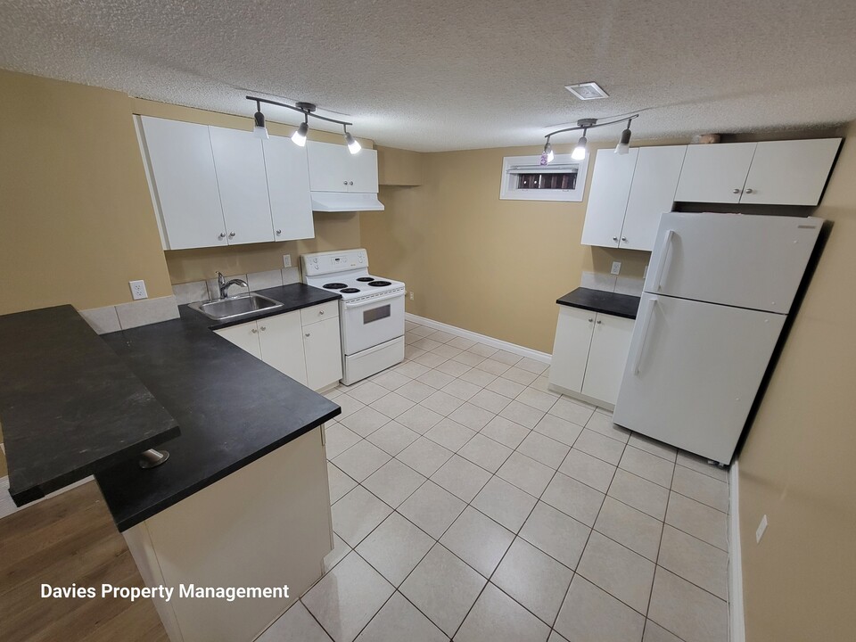 9072-9052 52 St NW in Edmonton, AB - Building Photo
