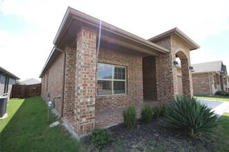 2405 Moon Rnch in Weatherford, TX - Building Photo - Building Photo