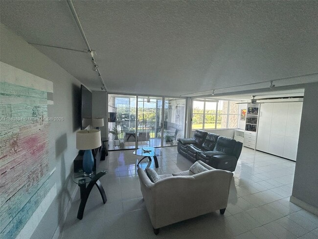 16300 Golf Club Rd in Weston, FL - Building Photo - Building Photo