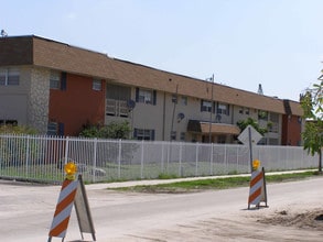 Parkway House Apartments in Miami, FL - Building Photo - Building Photo