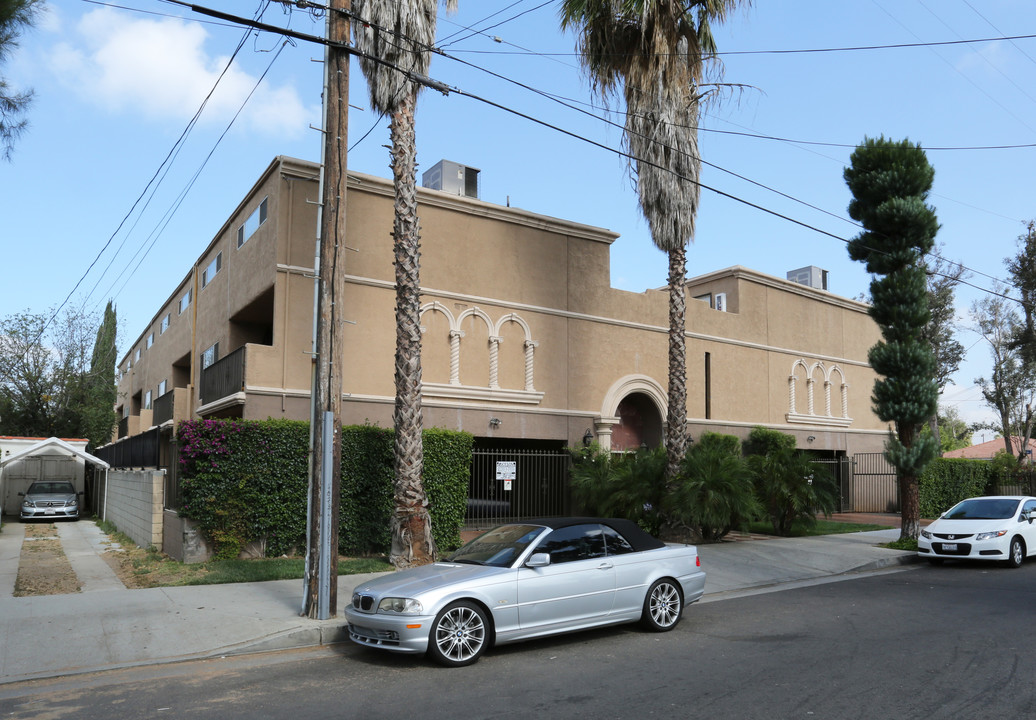 6955 Baird Ave in Reseda, CA - Building Photo