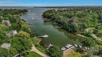 400 Town Creek Ln in Southold, NY - Building Photo