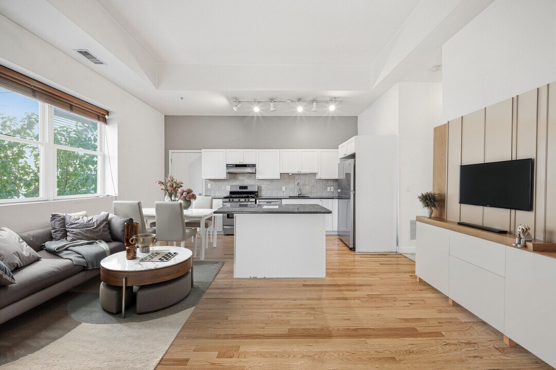 156 Chelsea St, Unit 103 in Boston, MA - Building Photo