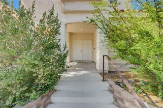 9004 Snowtrack Ave in Las Vegas, NV - Foto de edificio - Building Photo