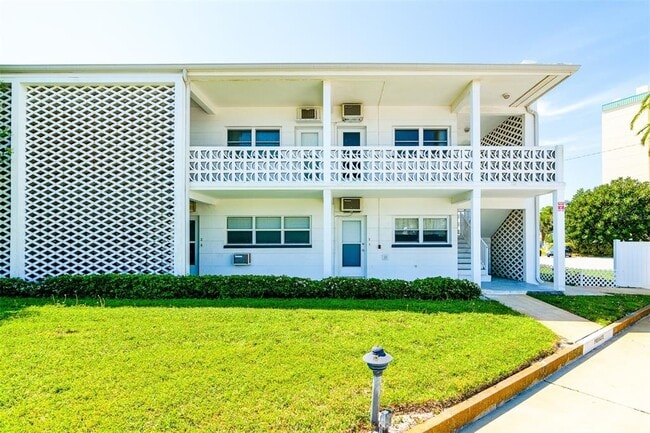 7050 Sunset Way in St Pete Beach, FL - Building Photo - Building Photo