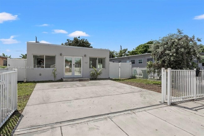 737 NW 4th St in Hallandale Beach, FL - Foto de edificio - Building Photo