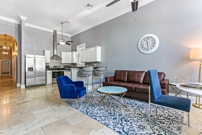 1208 Carondelet St in New Orleans, LA - Building Photo - Building Photo
