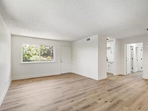 4748 Greenholme Dr in Sacramento, CA - Foto de edificio - Building Photo