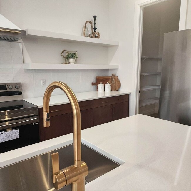 property at 601 Sweetbay Cres