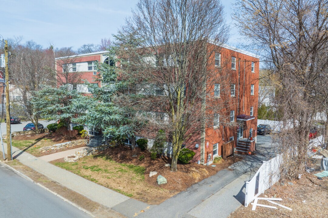 588 Main St in Stoneham, MA - Building Photo