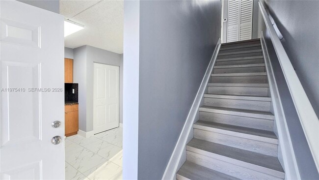 6045 NW 186th St in Hialeah, FL - Foto de edificio - Building Photo