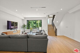 926 N Ridgewood Pl in Los Angeles, CA - Building Photo - Building Photo