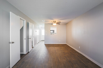 Park Meadows in Wichita, KS - Building Photo - Interior Photo