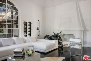 1220 N La Cienega Blvd in West Hollywood, CA - Building Photo