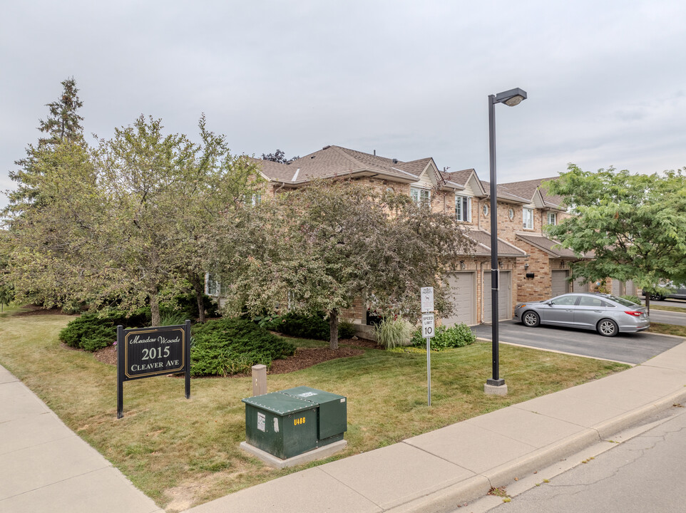 Meadow Woods in Burlington, ON - Building Photo