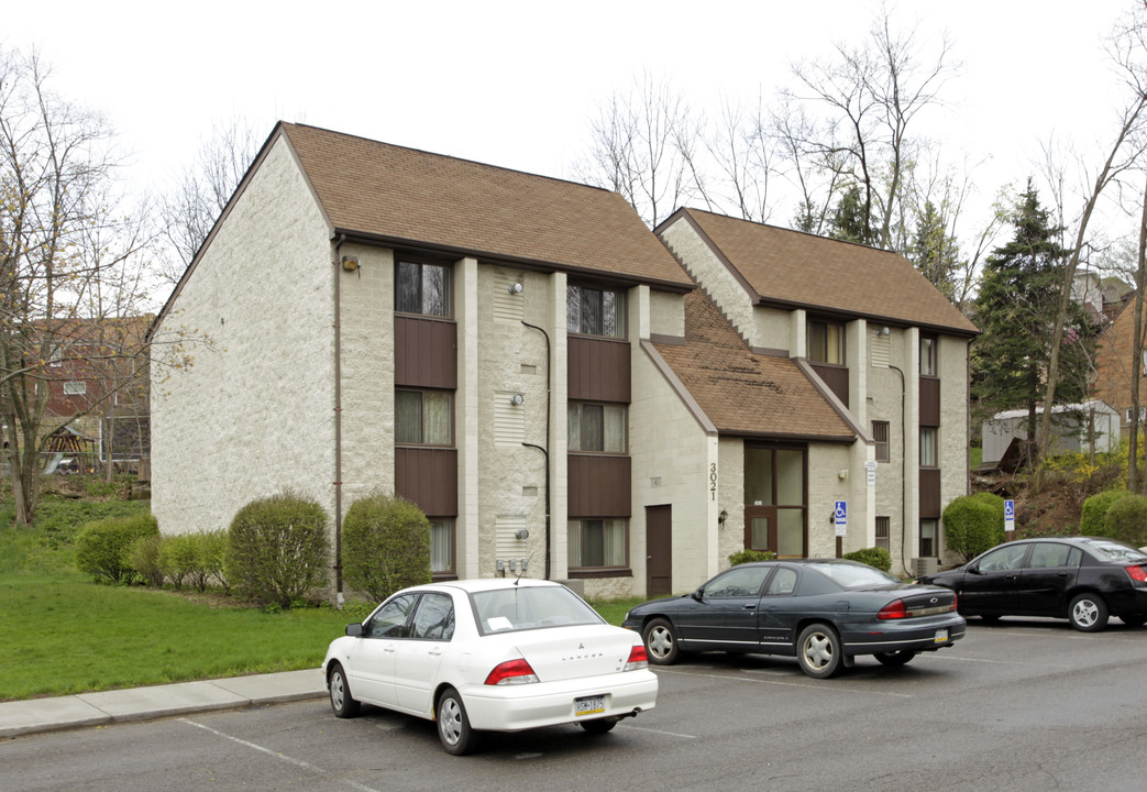 Grayson Court in Pittsburgh, PA - Building Photo