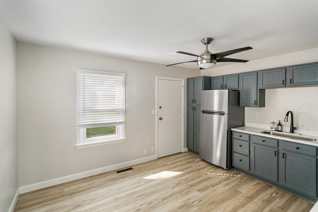 215 E Maxon Ln in Streamwood, IL - Building Photo - Building Photo