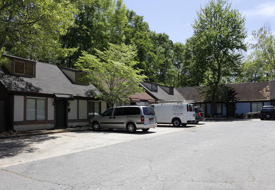 Hampton Court in Newnan, GA - Building Photo