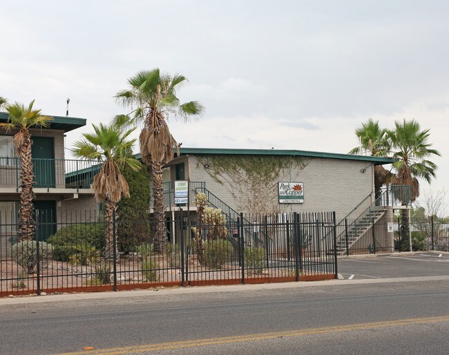 Park & Copper Apartments in Tucson, AZ - Foto de edificio - Building Photo