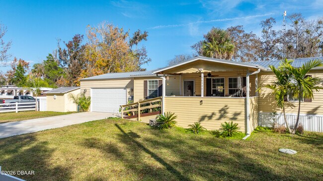 56320 Cherry Tree Rd in Astor, FL - Building Photo - Building Photo